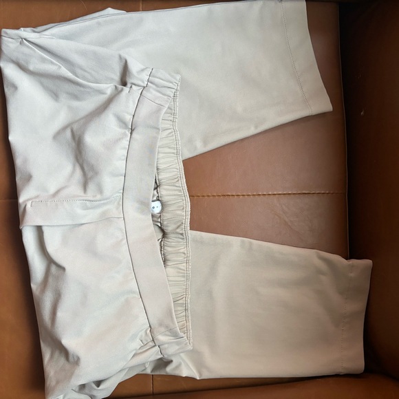 Lululemon Your True Trouser 7/8
Pant in 'Trench' Beige Size 8 - Picture 2 of 4